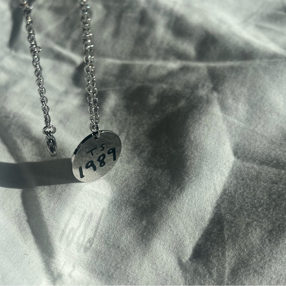 💛 Taylor Swift Fan Inspired 1989 Necklace - Silver - NWT - Picture 8 of 10